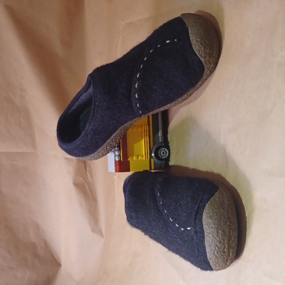 KEEN wool blend fleece lined rubber soled slipper clogs size 7.5